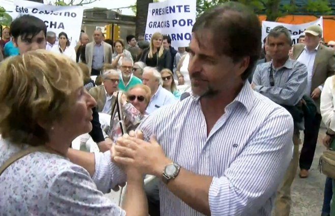 Foto: Subrayado. Lacalle Pou saluda al público que aguarda por la inauguración.&nbsp;