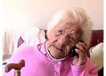 Cumplió 104 años, no usa lentes, baila y hace crochet