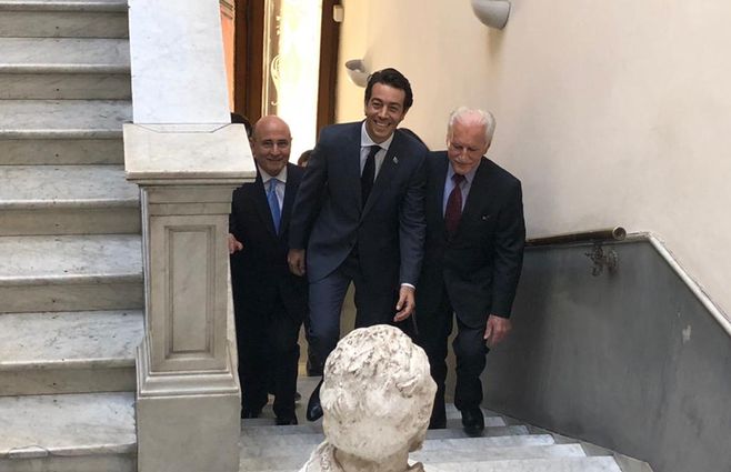 Juan Sartori subiendo la escalera hacia el Directorio del Partido Nacional (2018). Foto: archivo Subrayado.