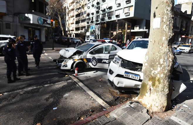 Patrullero chocó cuando iba de camino hacia Plaza Independencia. Foto: Foco UY