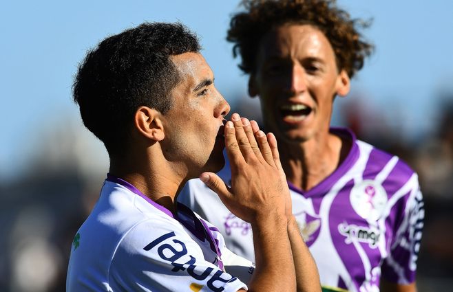 Leo Fernández y Maxi Pérez, festejan un gol de Fénix, el sorprendente puntero. El primero es la gran figura del torneo. Lleva 6 goles.