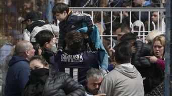 Incidentes en Argentina durante el partido Gimnasia - Boca. AFP.
