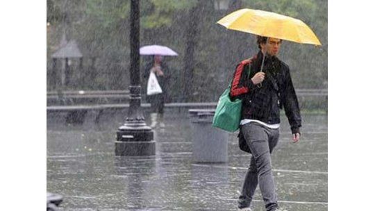 Domingo lluvioso, aunque mejorando por la noche; baja temperatura