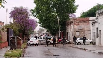 villa espanola: policia realizo mas de 15 allanamientos y hay un hombre detenido