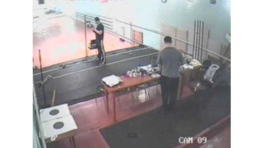 Mató a su entrenador pensando que el arma estaba descargada