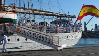 Foto: Armada uruguaya. Visita del buque Sebastián Elcano, en Montevideo.