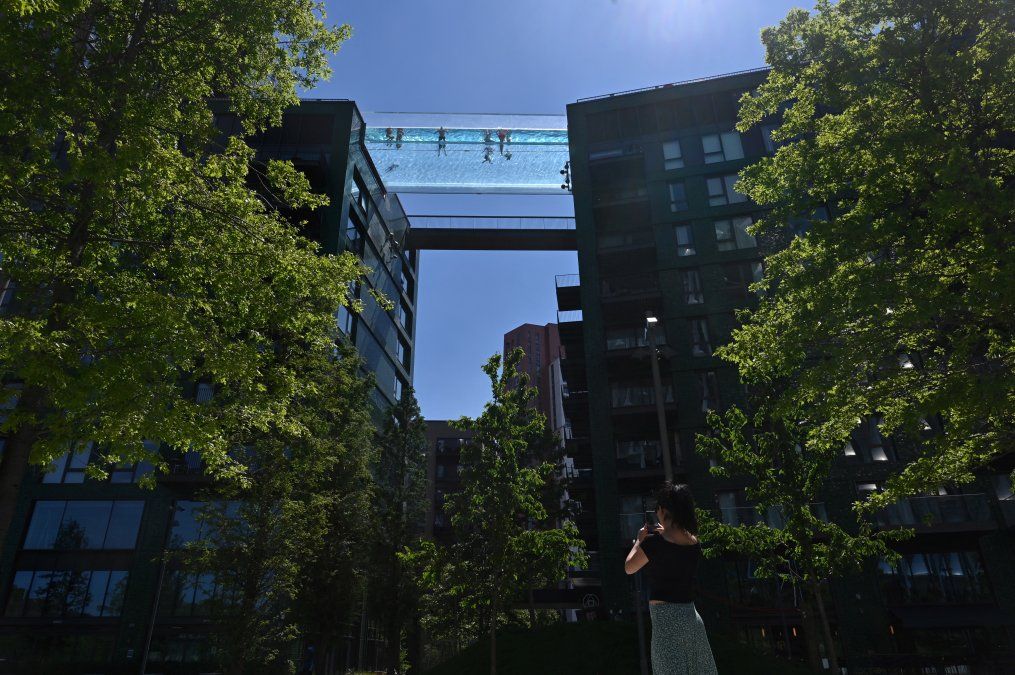 La gente nada en Sky Pool, un puente de acrílico transparente para piscina que se fija entre dos bloques de apartamentos en el suroeste de Londres