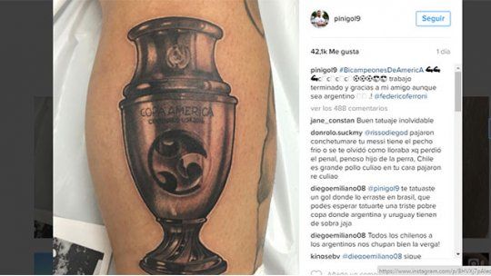 Pinilla se tatuó ahora la Copa América Centenario, y la hizo un argentino