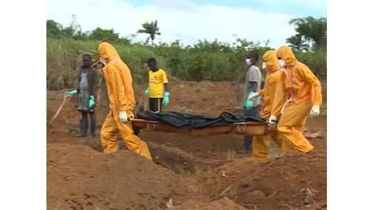 Enterradores de muertos por Ébola bajo riesgo extremo