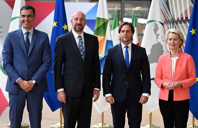 Lacalle Pou en Bruselas, junto al presidente del gobierno de España Pedro Sánchez, el presidente del Consejo de Europa Charles Michel y la presidenta Comisión Europea Ursula von der Leyen. Foto: AFP.
