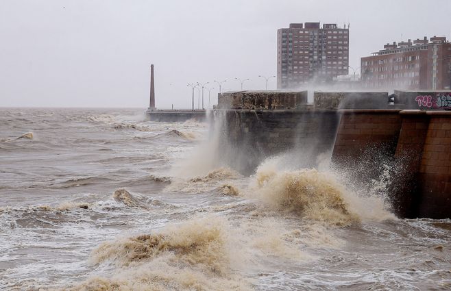 focouy-viento-vientos-fuertes-tormentas-tormenta-lluvia-advertencia-inumet-oleaje-olas-mal-tiempo-rambla-montevideo