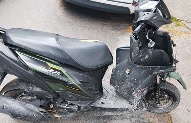 La moto que usaba el delincuente apodado el Monito cuando fue herido y detenido por la Policía. Foto: Jefatura de Policía de Montevideo.