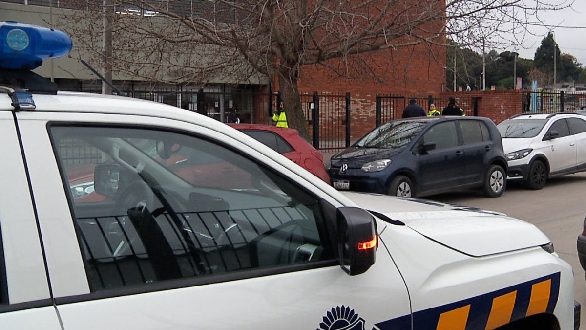 Bala ingresó a un laboratorio del liceo 65 y docentes advierten por el riesgo para estudiantes