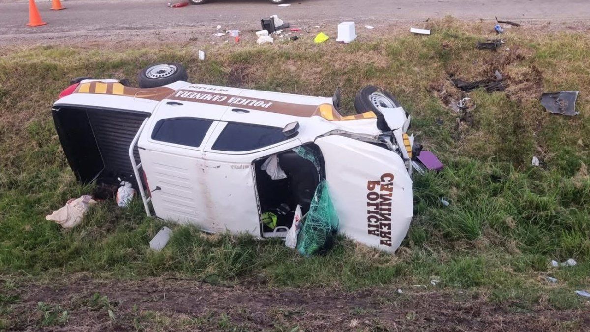 Camioneta de Policía Caminera volcó en ruta 5: tres efectivos heridos, uno de ellos grave