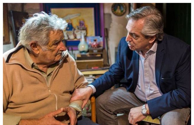Alberto Fernández en una visita a la chacra de Mujica en 2019. El extupamaro ha sido fuente de consulta para el presidente argentino. Foto: La Nación