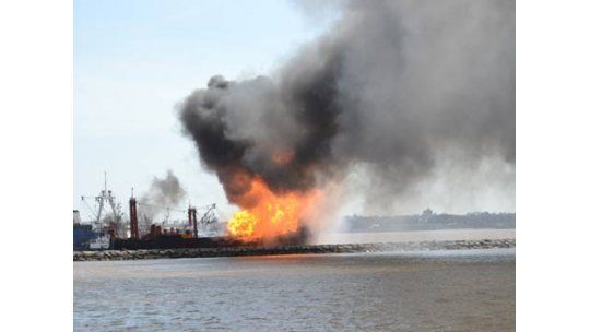Pesquero coreano ardió por más de 12 horas en el Puerto