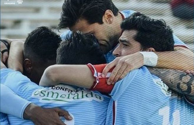 Festejo de los jugadores de River Plate. Foto: oficial de la AUF y Campeonato Uruguayo en Twitter.