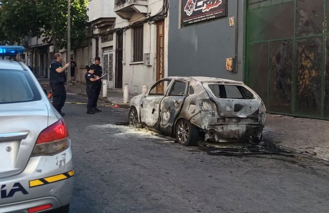 El auto que usó el asesino del joven fue abandonado en la calle Nueva York y Yi, donde fue incendiado. Foto: María Eugenia Scognamiglio, Subrayado.