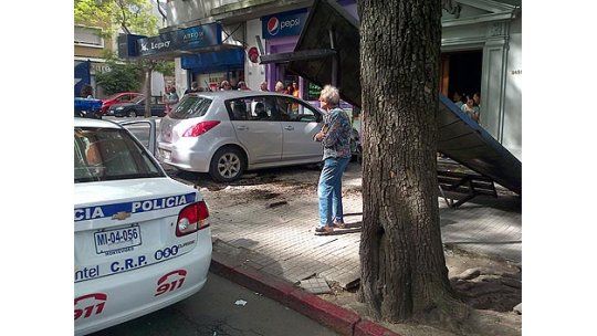 Chocaron dos autos y uno impactó contra parada de ómnibus