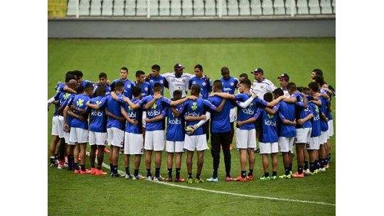 Costa Rica confía en enfrentar a un Uruguay sin Suárez