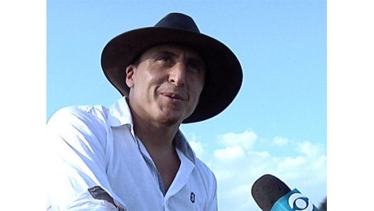 Cebolla Rodríguez a caballo para cumplir promesa en San Cono