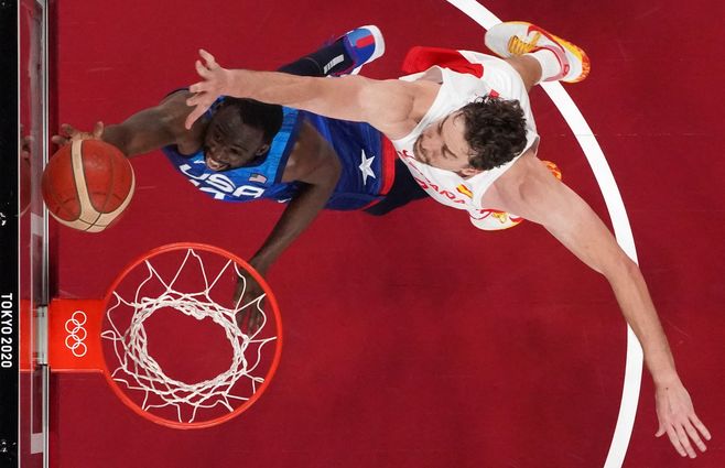 Pau Gasol disputa una pelota con el NBA Draymond Jamal Green. El catalán no salió a jugar el segundo tiempo.