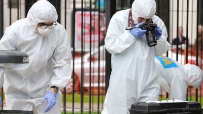 La Policía argentina realiza pericias en el lugar del ataque.