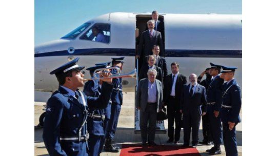 Mujica negocia con Brasil la compra de un avión presidencial