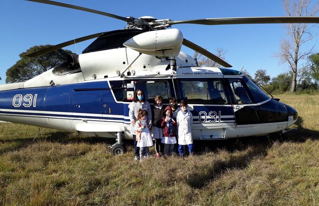 Alumnos y maestra posan frente al helicóptero presidencial 