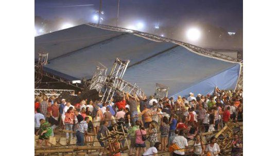 Tragedia en EE.UU: cinco muertos al caer escenario