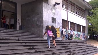 violencia en liceos: experto sugiere creacion de comunidad educativa entre padres, alumnos y educadores