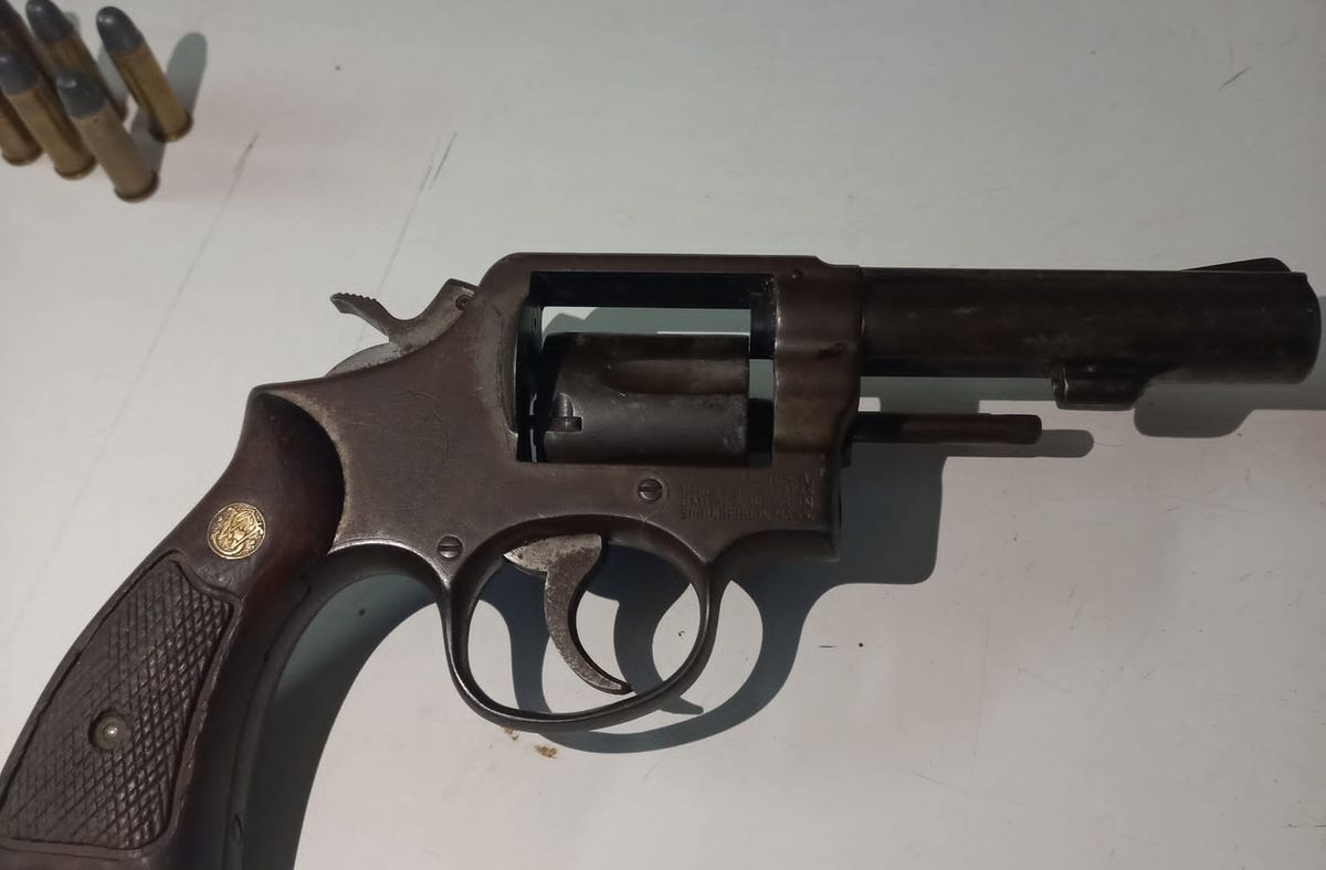 Foto cedida a Subrayado. Revólver de calibre 38 incautada al hombre de 42 años. Foto cedida a Subrayado. Revólver de calibre 38 incautada al hombre de 42 años.