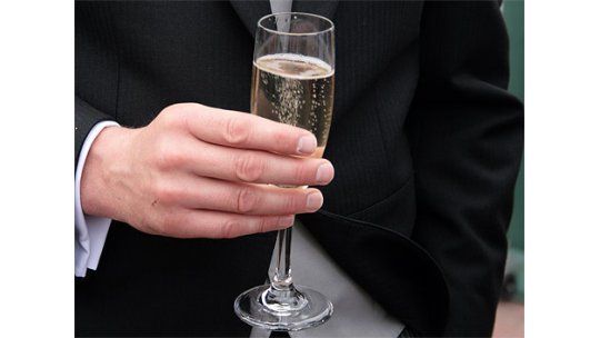 Brasileño cayó sobre una copa en su casamiento y se murió