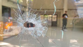 Uno de los disparos en la puerta del INR, en la calle Cerro Largo. Foto: Marcelo Auyanet, Subrayado.