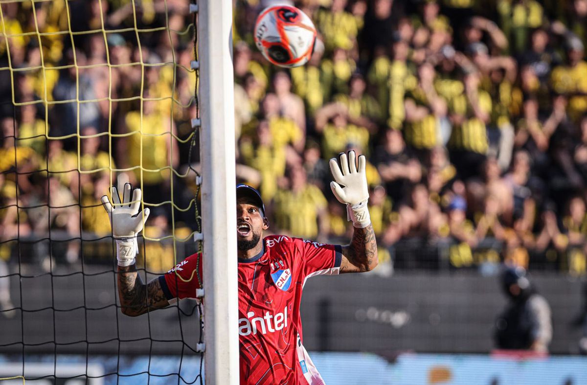 Primera final clásica: Peñarol y Nacional empataron 2-2 en el Campeón del Siglo