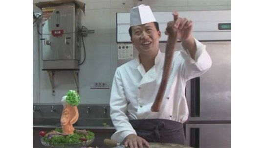 Un refinado chef prepara en China guiso de penes de animales