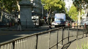 Foto: Subrayado. Zona de Plaza Cagancha ya está vallada por avenida 18 de Julio.