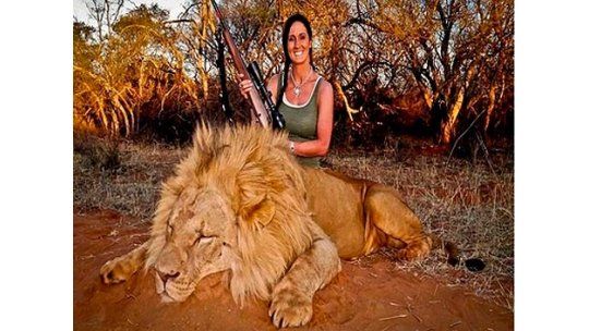 Conductora de TV caza animales, les saca fotos y cosecha odios