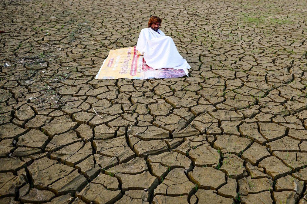 Un hombre se sienta a orillas de Sangam, en la confluencia de los ríos Ganges, Yamuna y el mítico Saraswati.