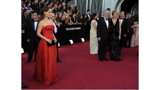 Vestidos con lujosa pedrería predominaron en la alfombra roja