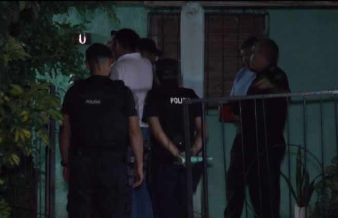 La Policía trabaja en la casa donde un hombre mató a su hermana. Melo. Cerro Largo.