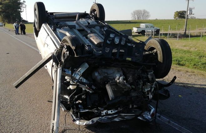 Así quedó el auto en el que iba el ministro Adrián Peña. (Foto: Emilio Rodríguez, corresponsal de Subrayado en Florida.
