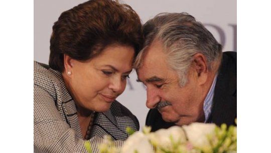 Mujica viajó a Brasil para hablar con Dilma sobre Argentina