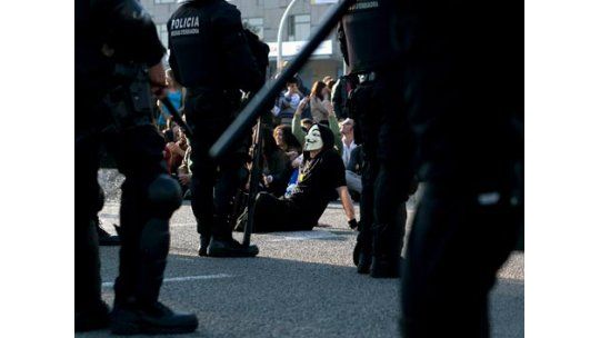 Estudiantes y trabajadores se manifiestan contra recortes