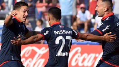 Santi Rodríguez (camiseta 23) es el foco de atención en Nacional por su regreso. Amaral y Gabriel Neves celebran junto a él. Los tres serán titulares ante Fénix.
