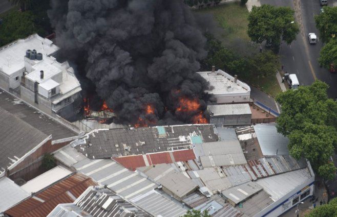 Incendio en depósito de cubiertas en General Flores y Bulevar Artigas. Foto: Aviación Policial, Ministerio del Interior.