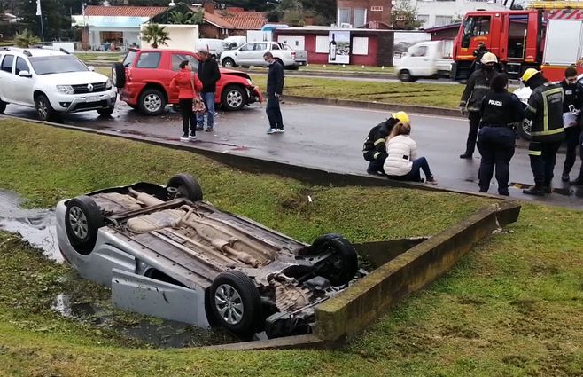 vuelco-vehículo-punta-cuneta.jpg