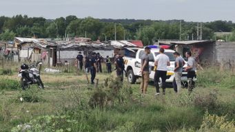 mataron a un hombre en un asentamiento y el cuerpo lo hallo una madre que iba con su hijo