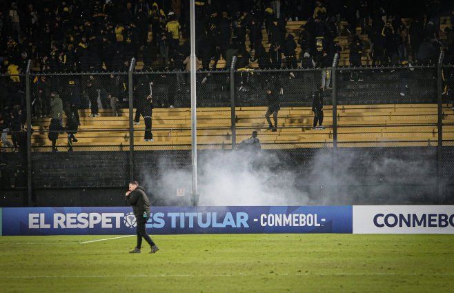 Foto: FocoUy. Gases lacrimógenos en Tribuna Cataldi, lanzados por la Policía.