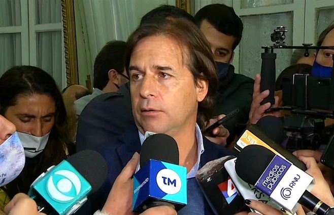 Lacalle-Pou-en-Rocha-con-periodistas.jpg